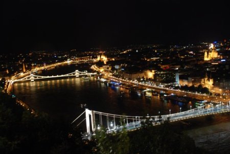 Des del turó Géllert: el Danubi senyorejant la ciutat, ponts Elisabet i de les Cadenes